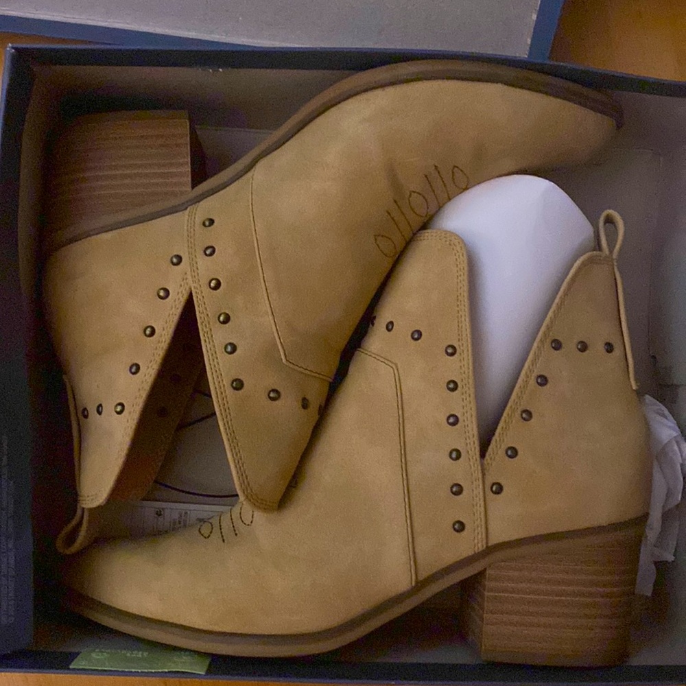 Tan colored size 8 cowboy boot